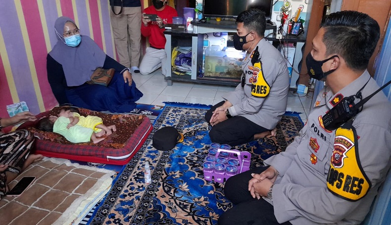 Bayi Kembar Siam Dijenguk Kapolres Sukabumi, Keluarga Semakin Termotivasi