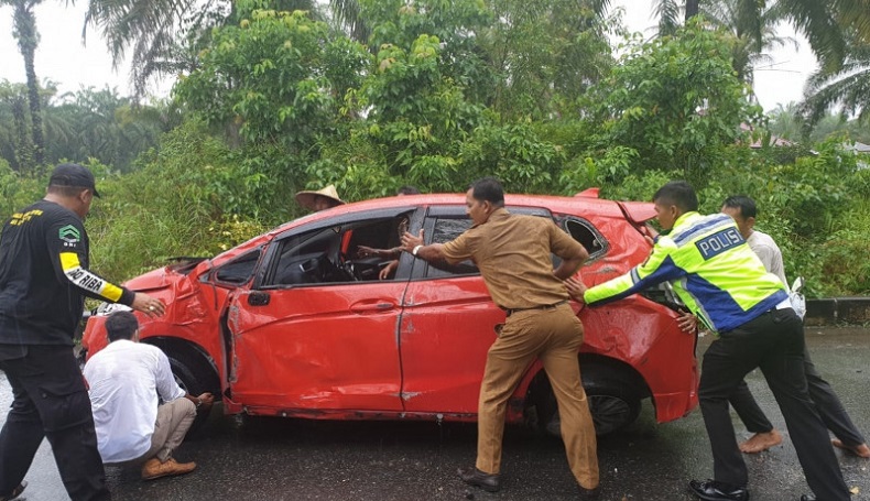 Anggota DPRK Nagan Raya Annisa Faradisa Kecelakaan, Mobil Oleng Tabrak Trotoar
