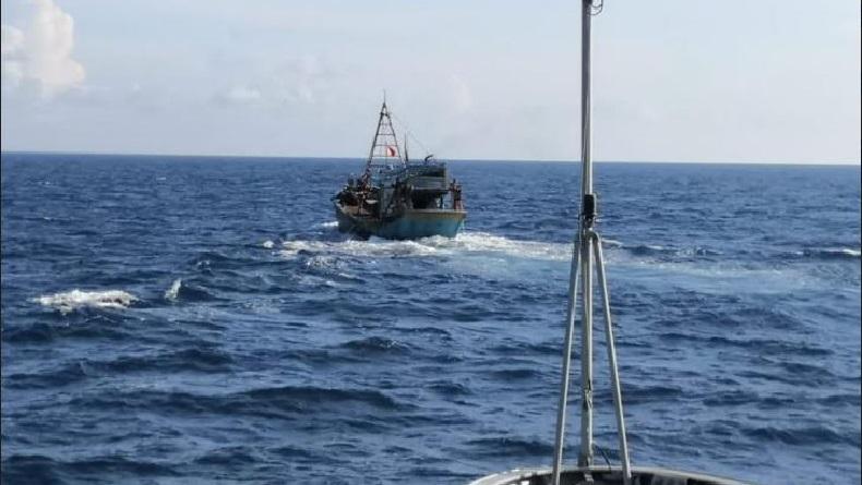 title TNI AL Tangkap Kapal Pencuri Ikan Berbendera Asing di Laut Natuna Utara TNI AL Tangkap Kapal Pencuri Ikan Berbendera Asing di Laut Natuna Utara