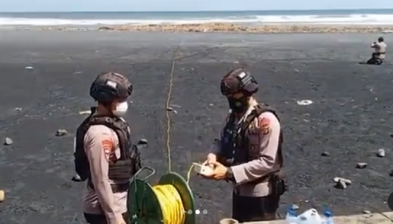 Duarr! Mortir Peninggalan Perang di Bali Diledakkan di Pantai