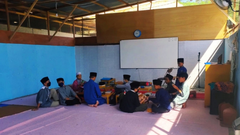 Tak Punya Ruang, Ponpes di Samarinda Satukan Kelas dengan Tempat Tidur