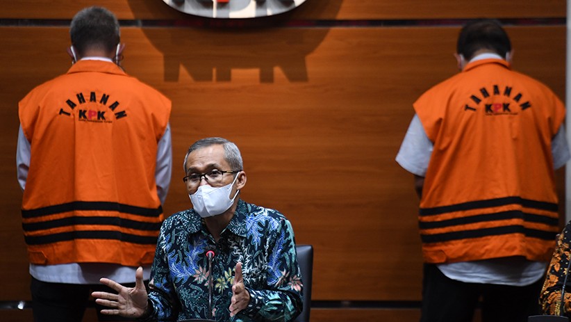 KPK Tahan Bupati Bintan Apri Sujadi - Bagian 3