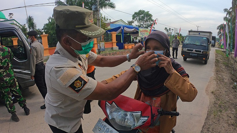 Masuk Desa Ini Dijaga Ketat Petugas Gabungan, Warga Wajib Tunjukkan Kartu Vaksin - Bagian 3