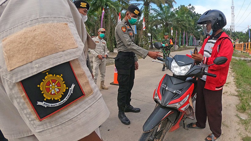 Masuk Desa Ini Dijaga Ketat Petugas Gabungan, Warga Wajib Tunjukkan Kartu Vaksin - Bagian 2