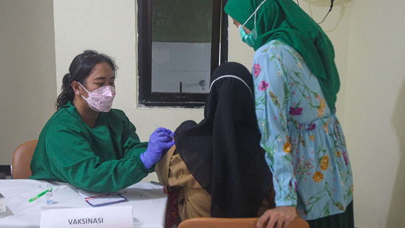 Tenaga Kesehatan RSUD Matraman Diberikan Vaksin Booster - Bagian 2