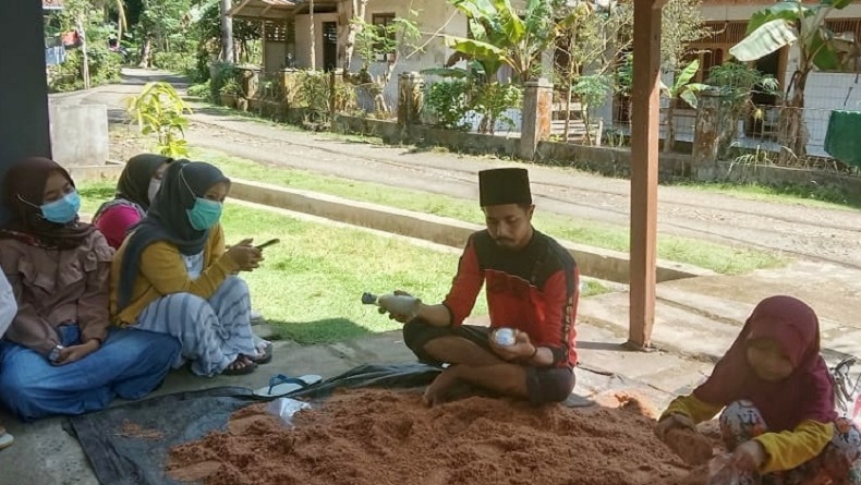 title Pembudidaya Jamur Tiram di Pangandaran, Bermodal Rp25.000, Raup Untung Rp12 Juta Pembudidaya Jamur Tiram di Pangandaran, Bermodal Rp25.000, Raup Untung Rp12 Juta