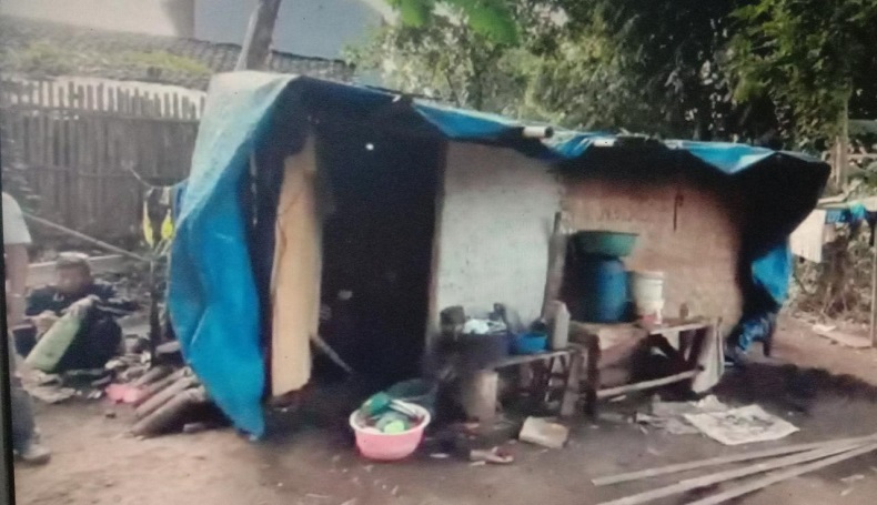 Sekeluarga di Garut Tinggal di Gubuk Reyot, Tidur Bertumpuk dengan Alas Barang Bekas
