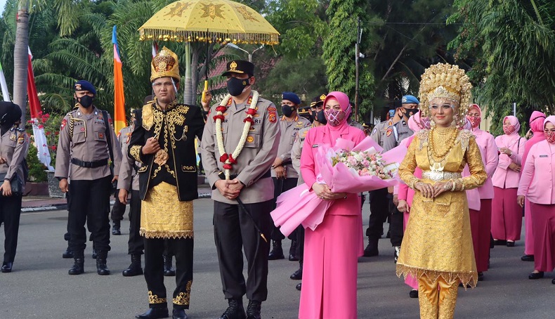 Kapolda Aceh Irjen Ahmad Haydar Mulai Berkantor, Dikalungkan Bunga oleh Jajaran 