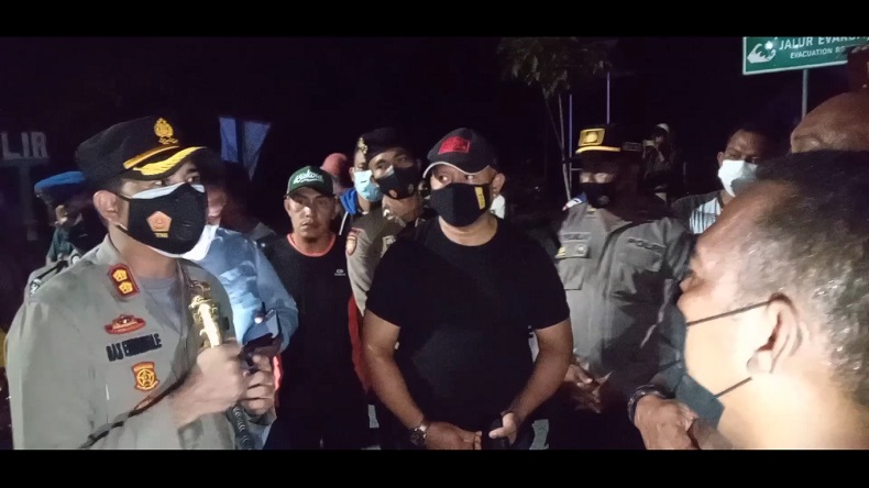 Warga Malra Blokir Jalan Tolak Pelantikan Kepala Desa  