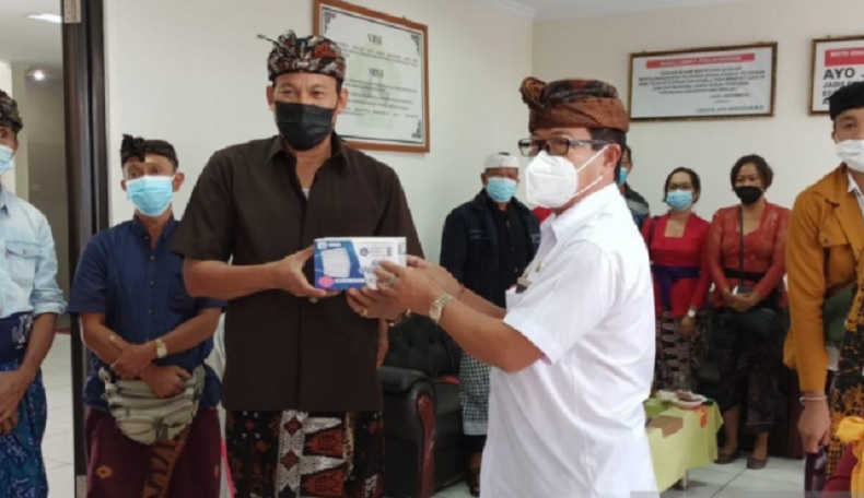 Prokes di Pasar Disorot, Pemprov Bali Bagikan 175.000 Masker ke Pedagang