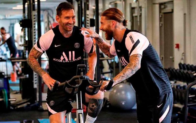 Viral Messi Marah Ditekel Ramos di Latihan PSG, Netizen: Lupa Kali Kalau Sudah Setim