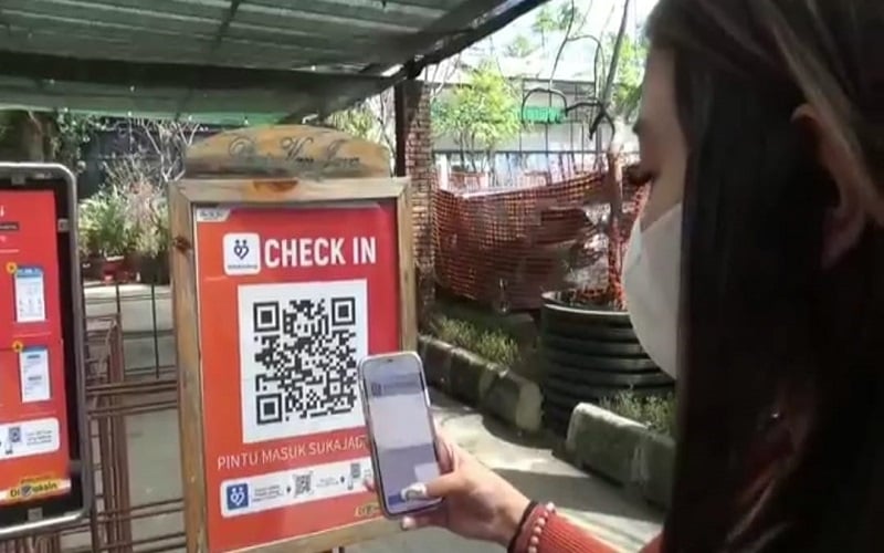 Puluhan Pengunjung Mau Disuntik Vaksin Covid-19 demi Masuk Mal di Bandung