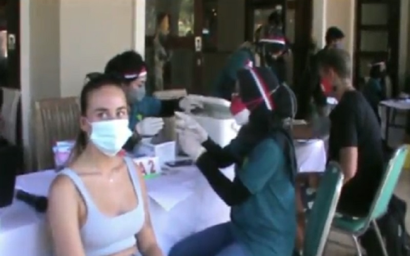 Vaksinasi WNA Sasar Kawasan Wisata Tiga Gili Lombok Utara