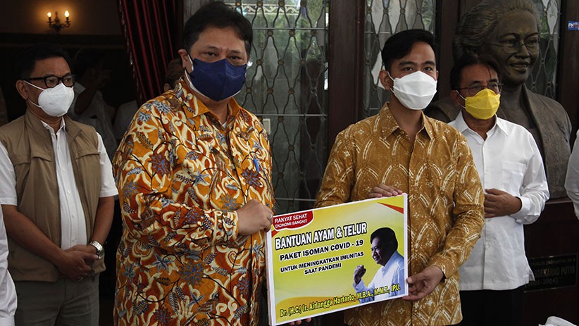 Bertemu Gibran, Airlangga Hartarto Serahkan Bantuan untuk Penanganan Covid-19 - Bagian 2