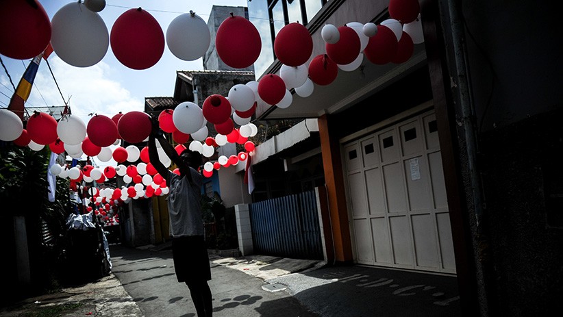 Sambut HUT ke-76 RI, Warga Bandung Swadaya Hiasi Jalan dengan Balon Merah Putih - Bagian 2