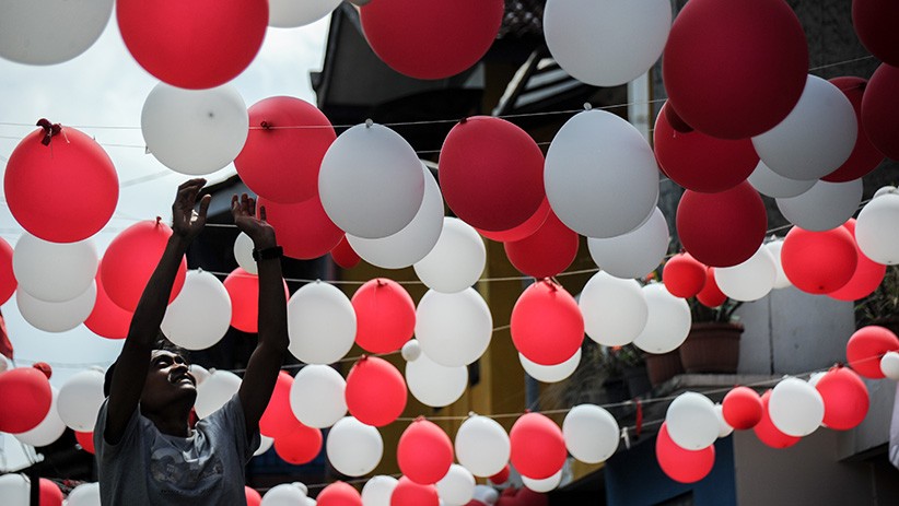 Sambut HUT ke-76 RI, Warga Bandung Swadaya Hiasi Jalan dengan Balon Merah Putih - Bagian 1