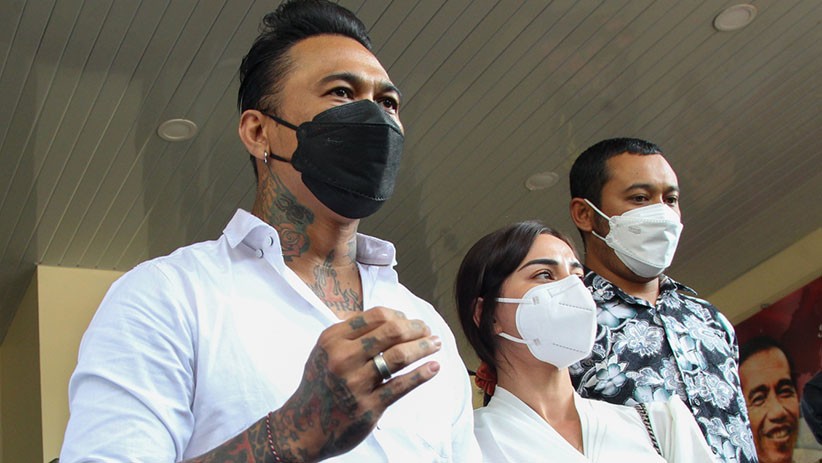 Ekspresi Jerinx Keluar dari Polda Metro Jaya bersama Nora Alexandra - Bagian 3