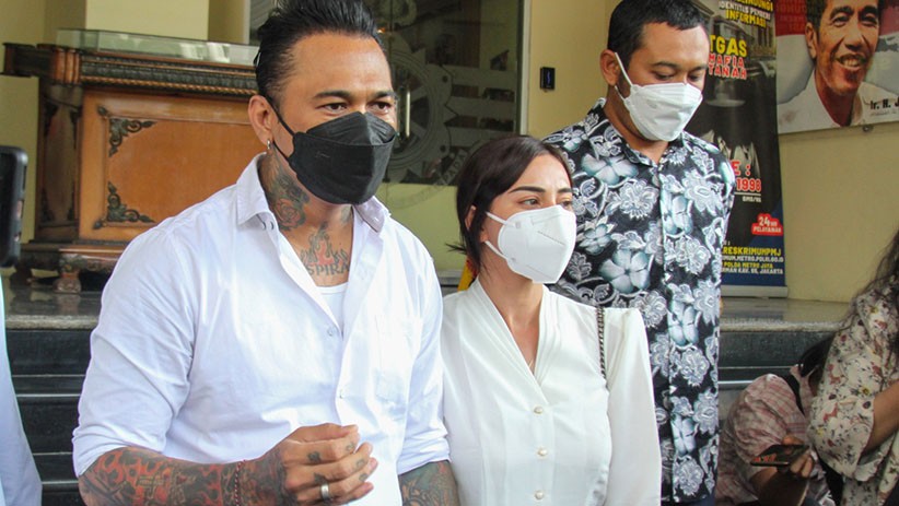 Ekspresi Jerinx Keluar dari Polda Metro Jaya bersama Nora Alexandra - Bagian 4