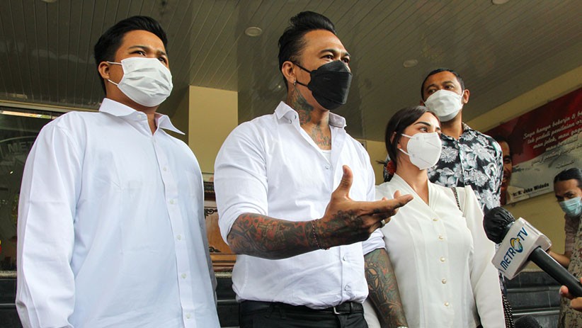 Ekspresi Jerinx Keluar dari Polda Metro Jaya bersama Nora Alexandra - Bagian 2