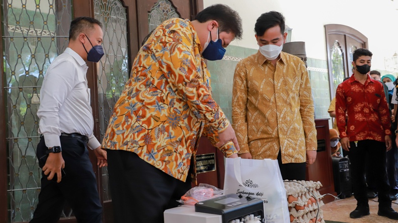 Airlangga Hartarto Serahkan 100 Oxygen Concentrators ke Pemkot Solo 