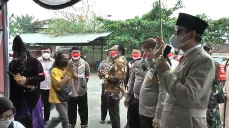 Tinjau Vaksinasi untuk Nelayan, Bupati Kendal Pakai Kostum Seperti Bung Karno 