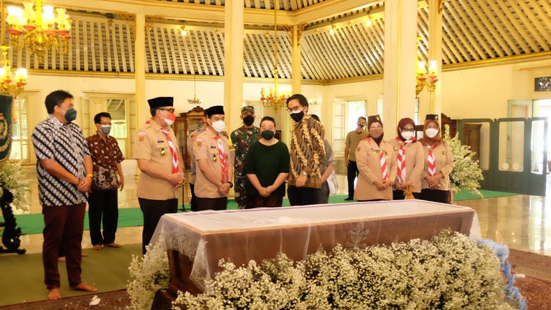 title Pakai Seragam Pramuka, Gibran Melayat KGPAA Mangkunegara IX Pakai Seragam Pramuka, Gibran Melayat KGPAA Mangkunegara IX