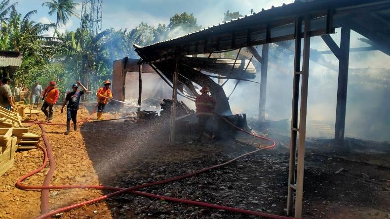 Temperatur Oven Tinggi, Gudang Mebel di Jepara Terbakar