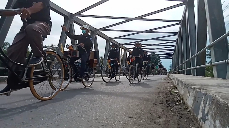 title Meriahkan HUT ke-76 RI, Komunitas Sepeda Onthel di Pidie Jaya Gowes Bareng Meriahkan HUT ke-76 RI, Komunitas Sepeda Onthel di Pidie Jaya Gowes Bareng