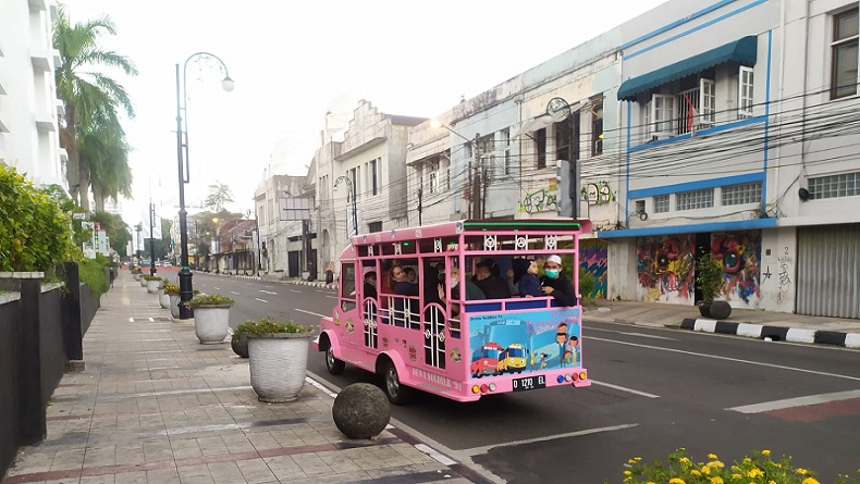 Odong-odong Nyelonong ke Jalur Ganjil Genap Bandung, Petugas: Besok Jangan ke Kota