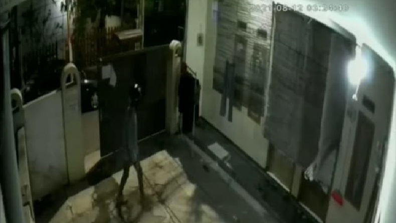 Ngeri, Pencuri Motor Bersenpi Satroni Kos-kosan di Batununggal Bandung