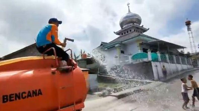 BPBD Boyolali Semprot Abu Vulkanis yang Guyur 2 Desa di Lereng Merapi 