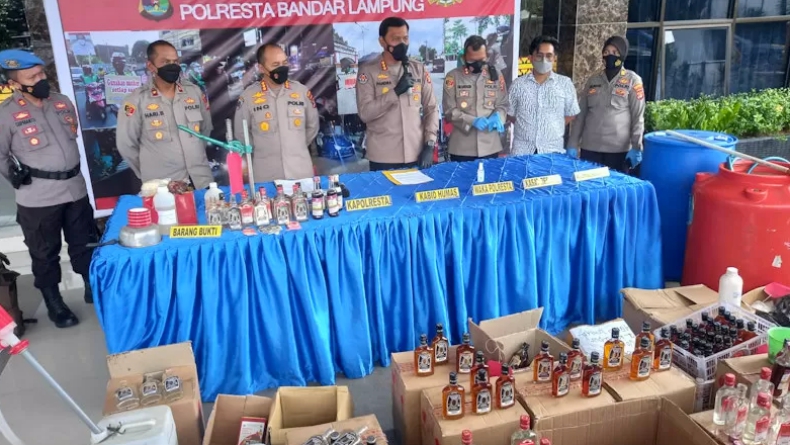 Polresta Bandarlampung Bongkar Miras Oplosan Beromzet Rp225 Juta per Bulan