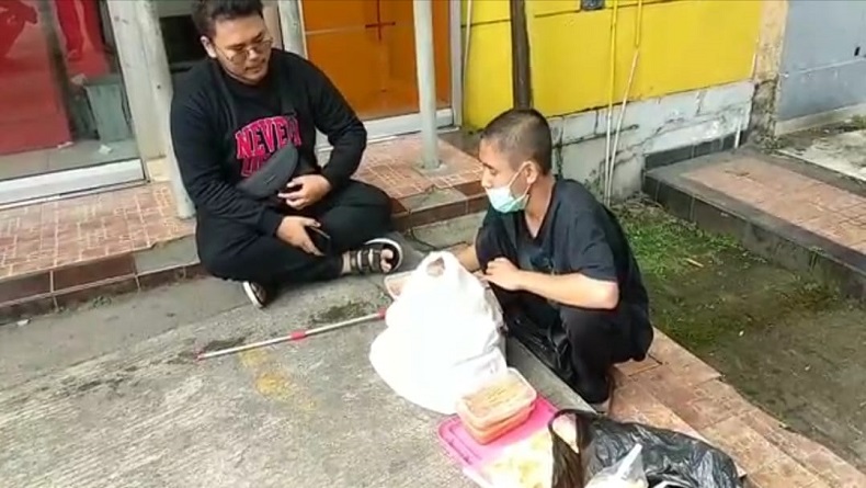 Salut, Tunanetra di Kuningan Tak Menyerah pada Keadaan, Jual Mi Biting demi Nafkah Keluarga