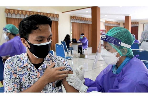title Ratusan Pelajar Ikuti Vaksin Dosis Kedua di Lanud Adisutjipto Ratusan Pelajar Ikuti Vaksin Dosis Kedua di Lanud Adisutjipto