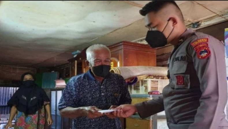 Bikin Haru, Wakapolresta Banjarmasin Lunasi Utang dan Cicilan Warga yang Isoman