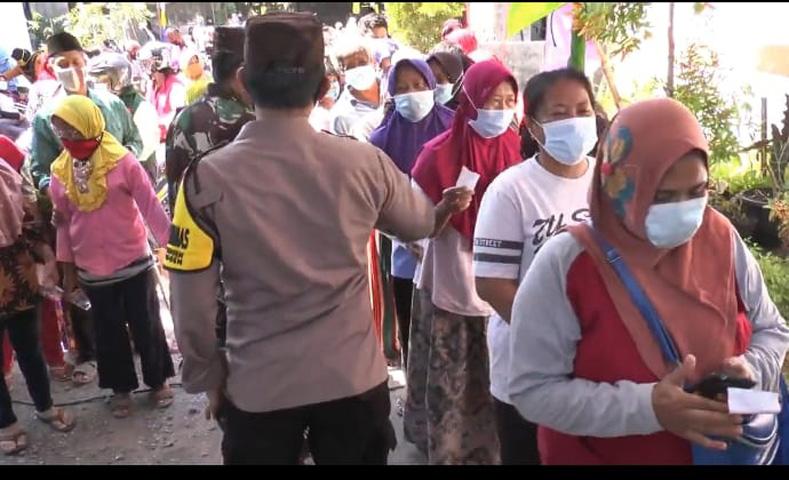 Picu Kerumunan, Aksi Bagi Sembako Relawan Ganjar Pranowo Nyaris Dibubarkan Petugas 