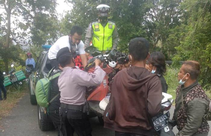 title Rem Motor Blong, Pasutri dan 3 Anak Jatuh di Bibir Jurang Rem Motor Blong, Pasutri dan 3 Anak Jatuh di Bibir Jurang