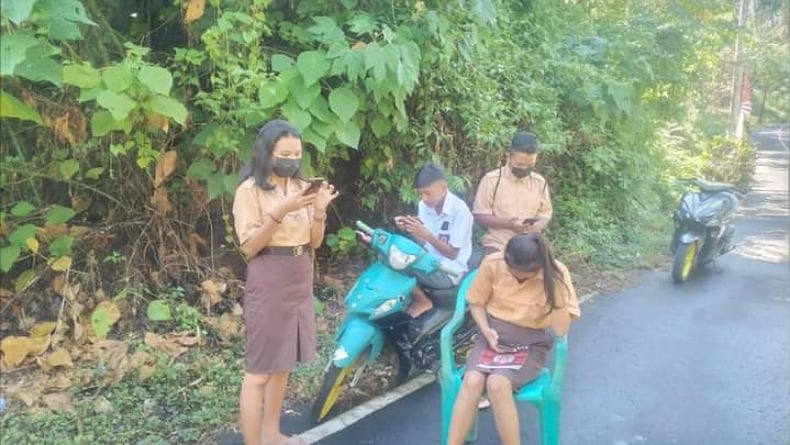 Viral, Siswa SMP Dan SMA Di Bitung Belajar Daring Di Pinggir Jalan ...