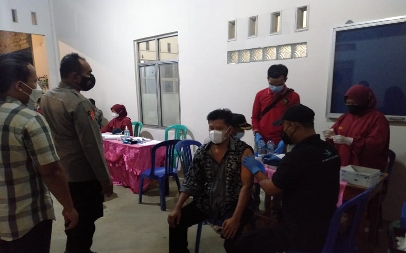 Polres Way Kanan Gelar Vaksin Keliling di Kampung Bandar Sari