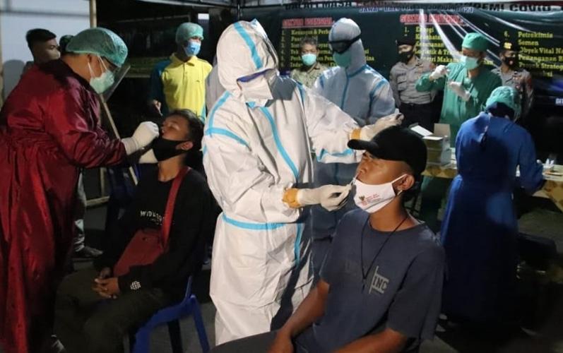 title Polisi Bubarkan Kerumunan di Pinggir Jalan, Puluhan Pemuda Asyik Nongkrong Diswab Antigen Polisi Bubarkan Kerumunan di Pinggir Jalan, Puluhan Pemuda Asyik Nongkrong Diswab Antigen