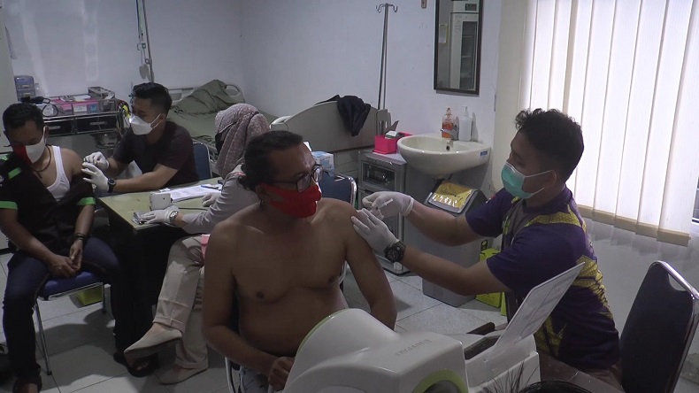 KKP Pangkalbalam Vaksinasi Covid-19 Sopir Truk Lintas Pulau