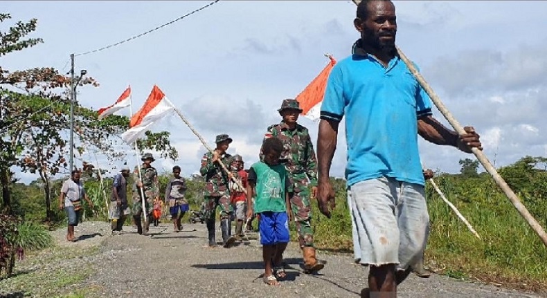 Sambut HUT Kemerdekaan, TNI Bersama Warga Papua Kibar Bendera Merah Putih