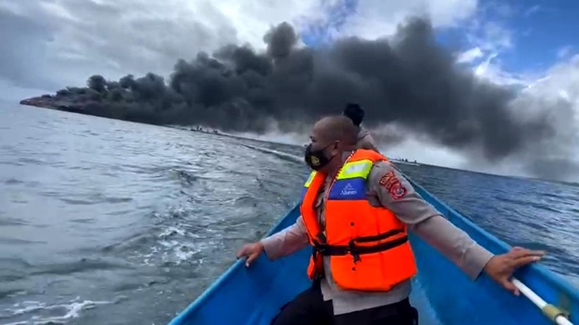 Penampakan Kapal Penumpang Terbakar di Perairan Bombana, Asap Membubung Tinggi - Bagian 3