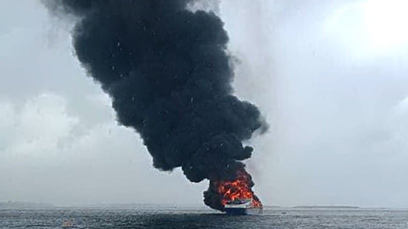 Penampakan Kapal Penumpang Terbakar di Perairan Bombana, Asap Membubung Tinggi - Bagian 2