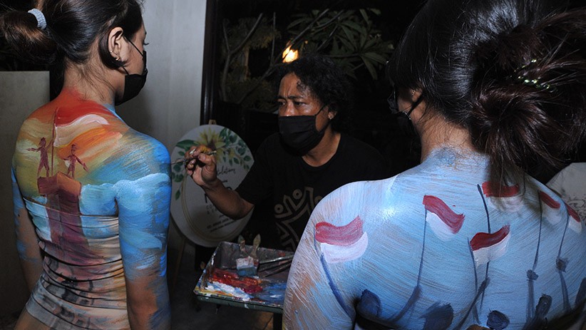 Tubuh Para Model Cantik Dilukis dengan Tema Semangat Perjuangan - Bagian 2