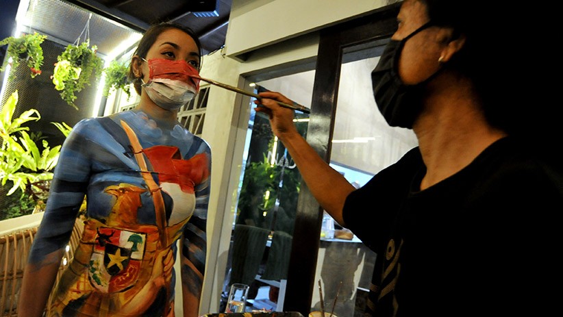 Tubuh Para Model Cantik Dilukis dengan Tema Semangat Perjuangan - Bagian 1