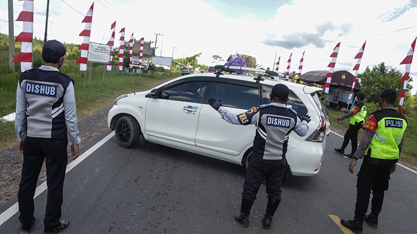 Jalur Trans Kalimantan Dijaga Ketat, Pelintas Wajib Tunjukkan Sertifikat Vaksin - Bagian 2