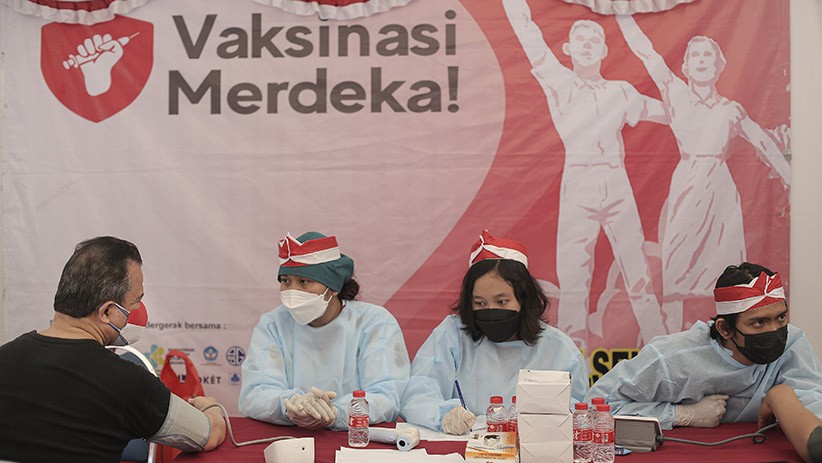 Sambut HUT RI, Tenaga Kesehatan Pakai Kostum Pejuang Kemerdekaan saat Vaksinasi - Bagian 2