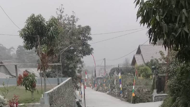 Desa Tlogolele Diguyur Hujan Abu dari Gunung Merapi 