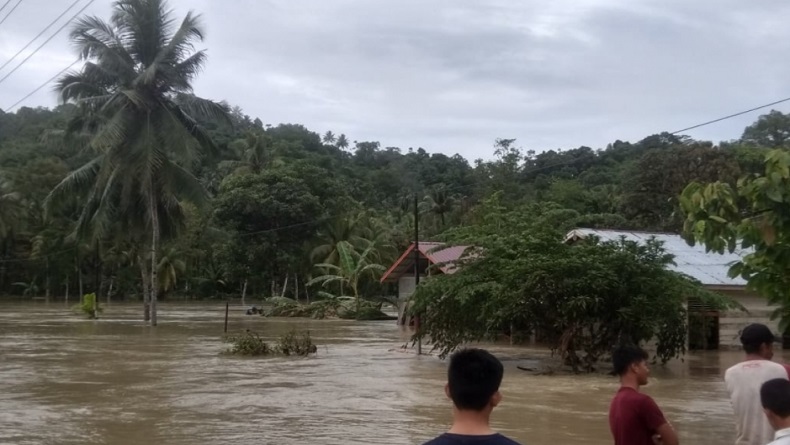Banjir Nias Utara, Belasan Orang Terjebak di Atap Rumah